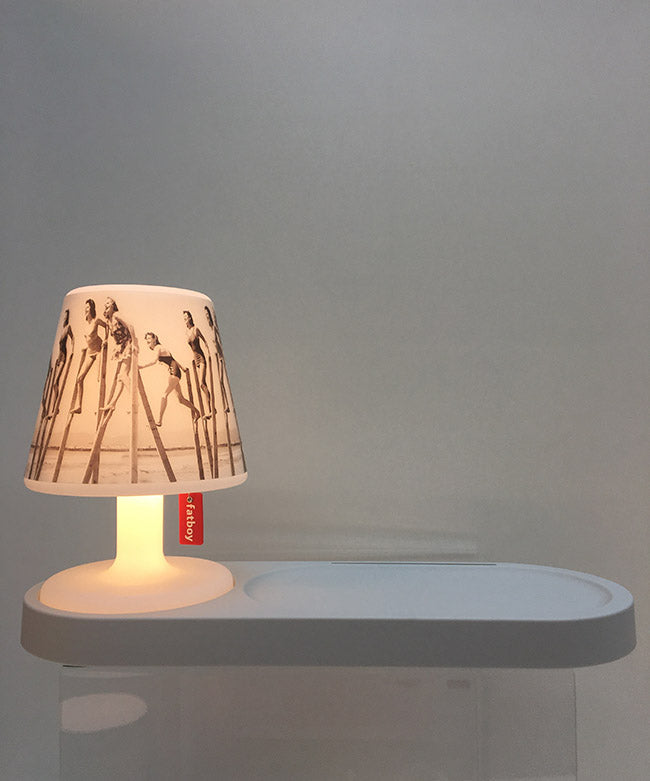 Fatboy Residence tray in lichtgrijs met Edison Petit lamp en ovaal vlak voor accessoires