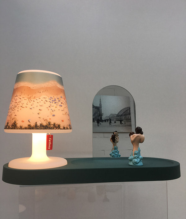 Fatboy Residence ovale wandplank in lichtgrijs met Edison Petit lamp, speciale kap en spiegel