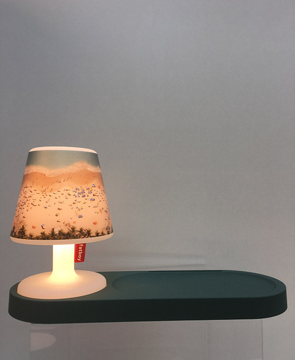 Fatboy Residence ovale wandplank in lichtgrijs met brandende Edison Petit lamp