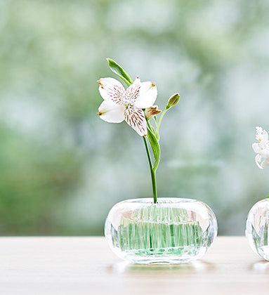 Small Japanese glass Michi-Kusa vase in light green, design Fumiaki Kono