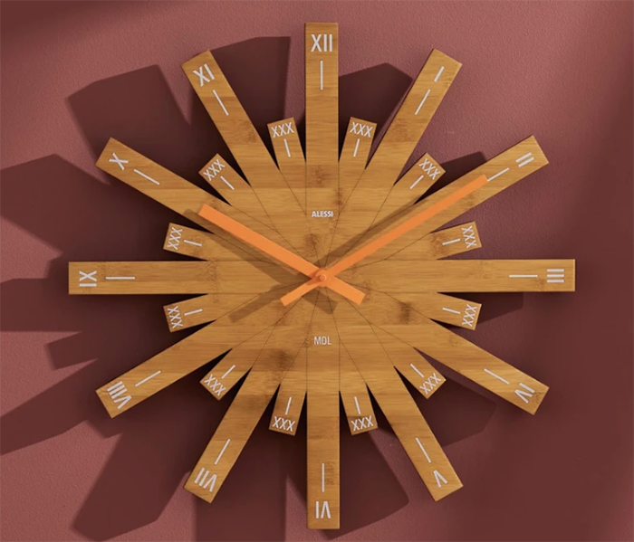 Alessi Raggiante klok, ontwerp Michele De Lucchi, grote zon in bamboe hout