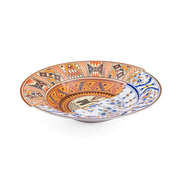 Seletti soepbord Tula uit de Hybrid-serie, ontwerp CTRLZAK, schuin aanzicht in oranje-bruin en blauw-wit