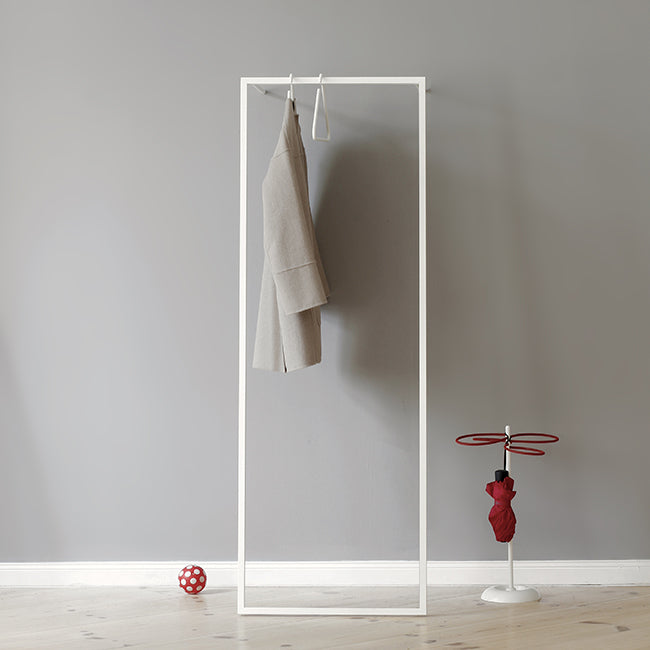 Kapstok Leano, wit metalen frame dat tegen de wand leunt