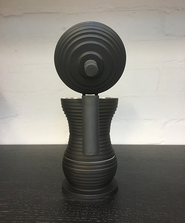 Achteraanzicht van de Alessi PULCINA espressomaker, 1 kops, zwart
