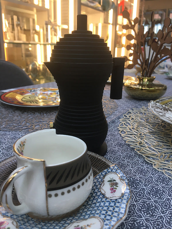 Detail van tuit en handvat van de Alessi PULCINA espressomaker, 1 kops, zwart
