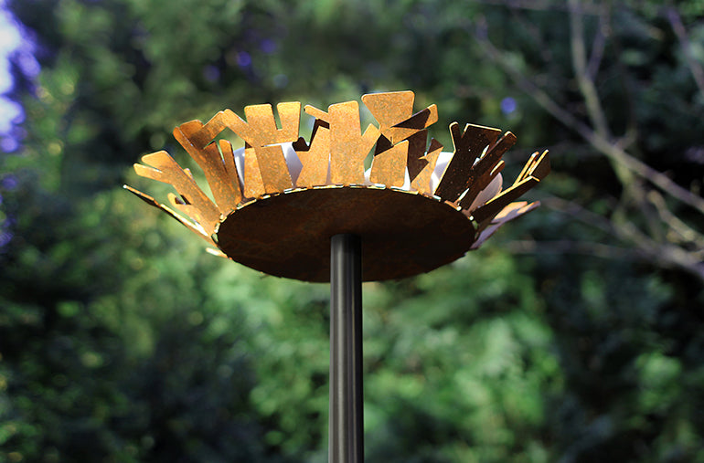 Opossum vogel voedernest van corten-staal, close-up van de twijgvorm