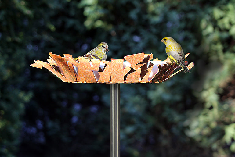 Opossum vogel voedernest van corten-staal, ontwerp Richard Sinnig, met twee vogels op de rand