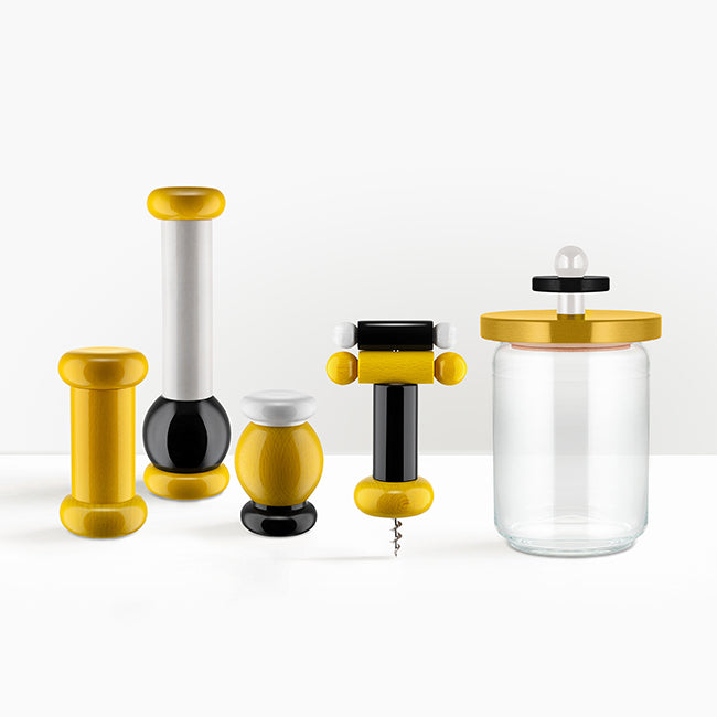 Alessi Twergi kurkentrekker in zwart-geel, tussen andere producten uit de collectie