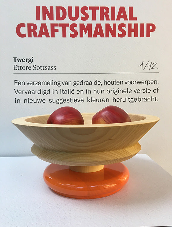 Twergi fruitschaal van Alessi in blank hout, detail van de oranje basis