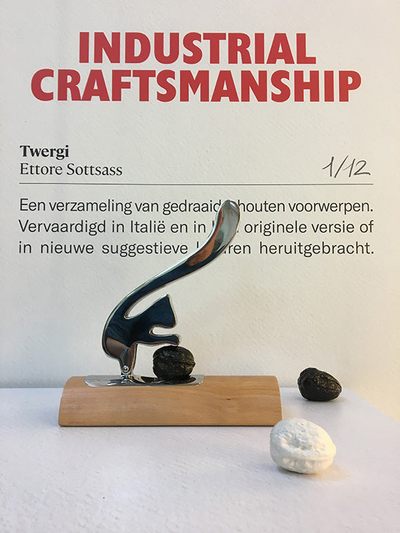 Notenkraker Twergi van Alessi, ontwerp Andrea Branzi, verchroomd in eekhoornvorm op houten voet