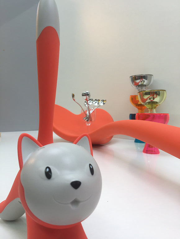 Detail van de grote ijslepel met een kattenfiguurtje ter grootte-indicatie