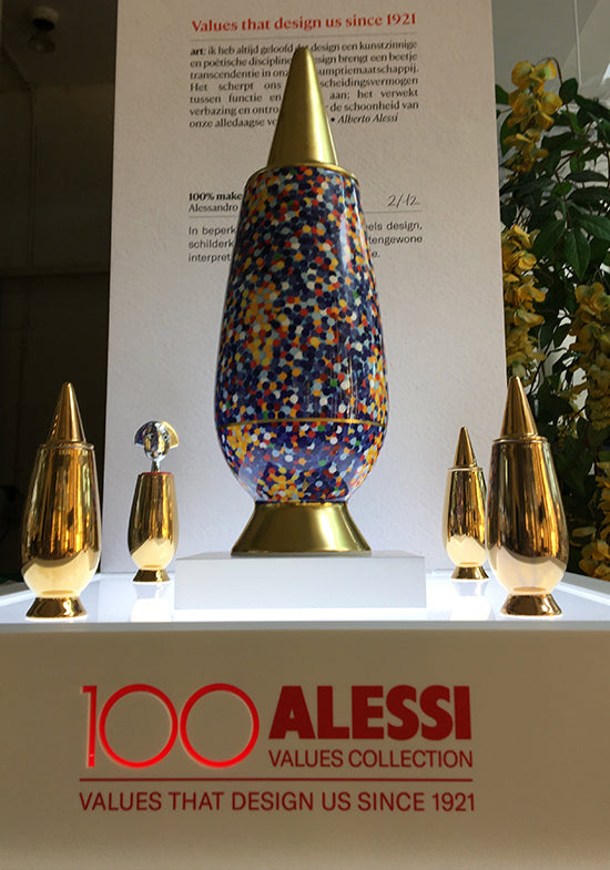 Proust vaas van Alessi, gedecoreerd patroon met goud, opgesteld naast vier miniatuurvazen