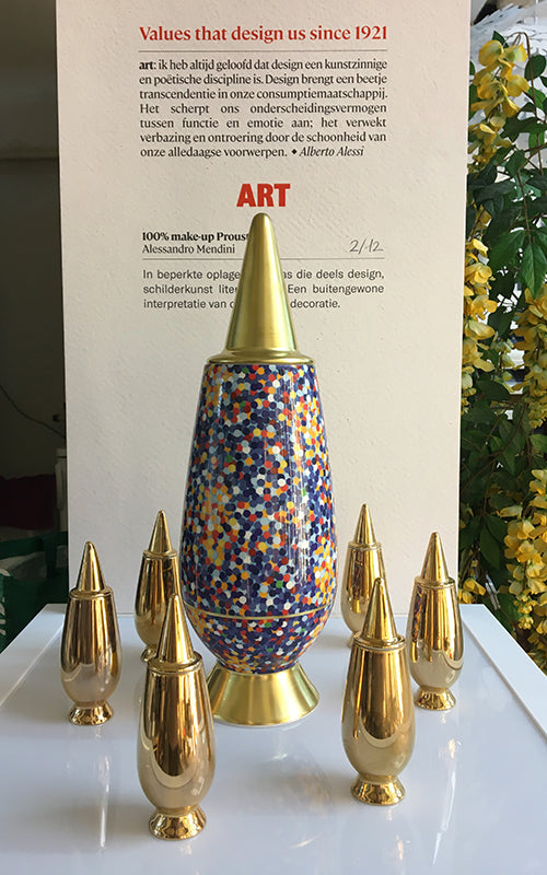 Alessi Proust vaas Mendini, speciale editie met gouden top, tussen kleinere gouden vazen