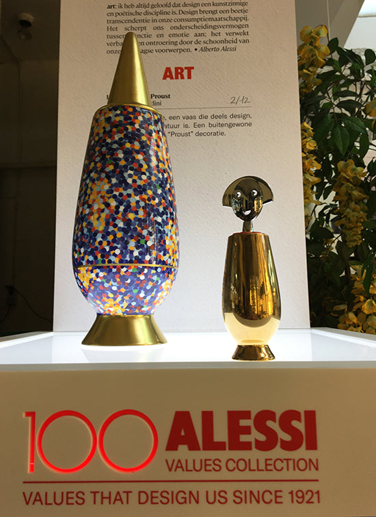 Proust vaas naast Anna G. figuur in goud, Alessi speciale editie