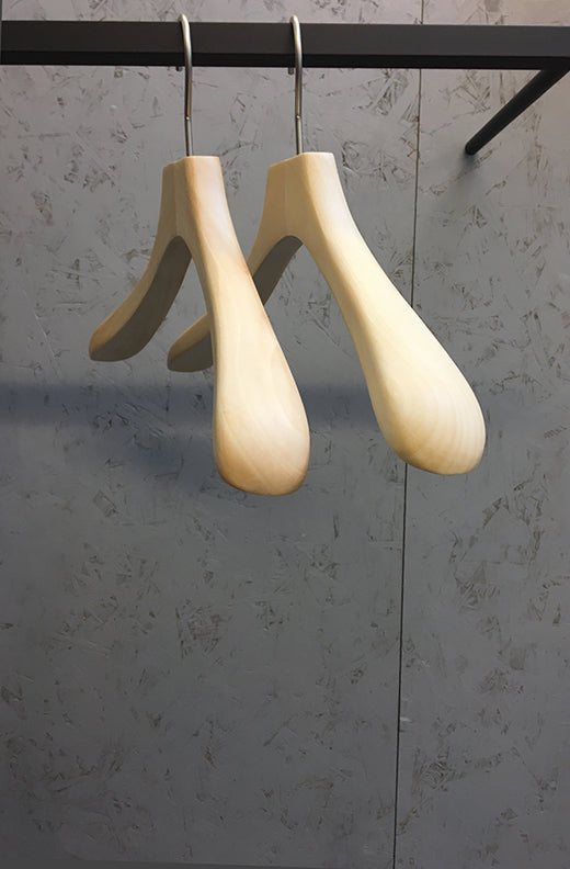 Noa kledinghangers in esdoornhout, twee stuks naast elkaar