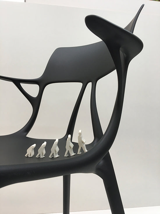 Kartell A.I. stoel van Philippe Starck, matzwart, detail van de rugleuning