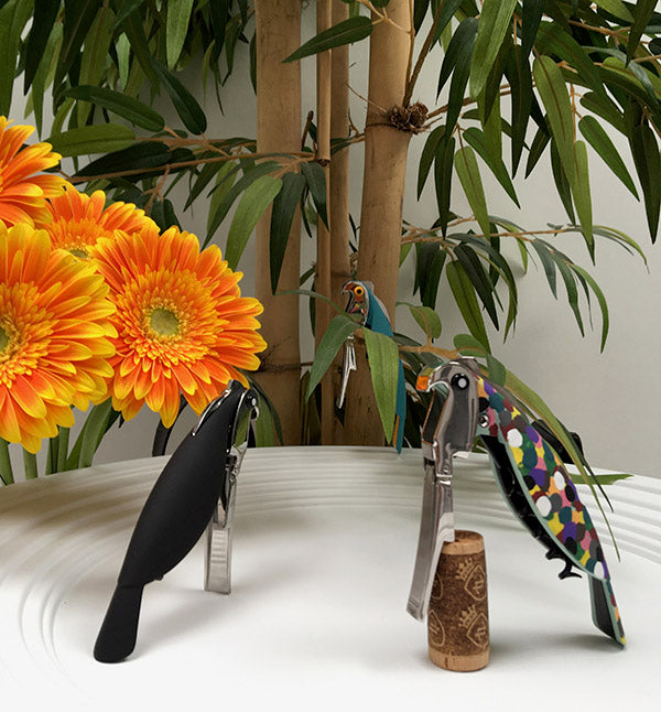 Alessi Parrot Proust kurkentrekker naast een zwarte kurkentrekker, met wijnkurk
