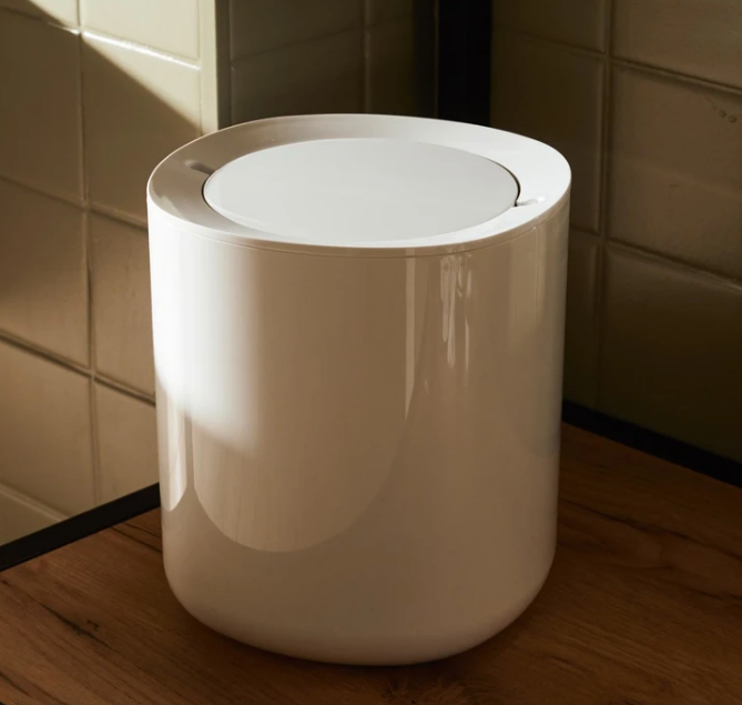 Alessi Birillo afvalemmertje voor klein afval in badkamer, wit met klepdeksel