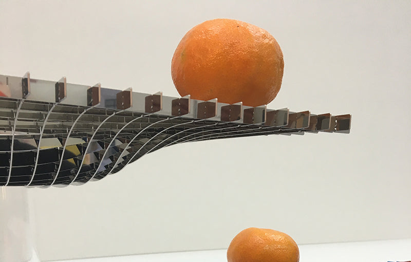 Detail van de rvs Gravity fruitschaal van Fundamental met golvend metalen rooster.