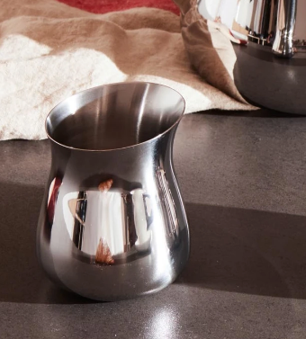 Alessi CHA roomkannetje in gepolijst RVS, close-up