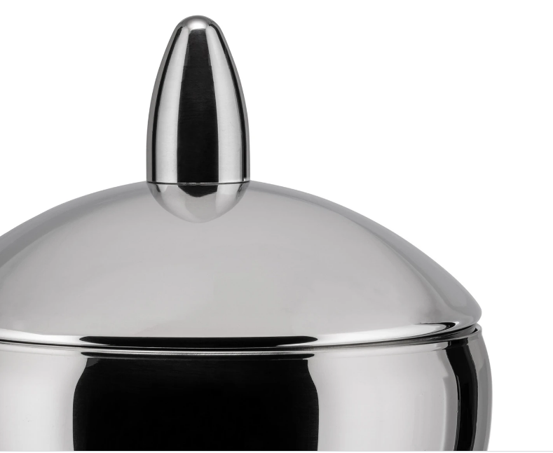 Detail van het metalen deksel met knop van de Alessi Kalisto voorraadbus.