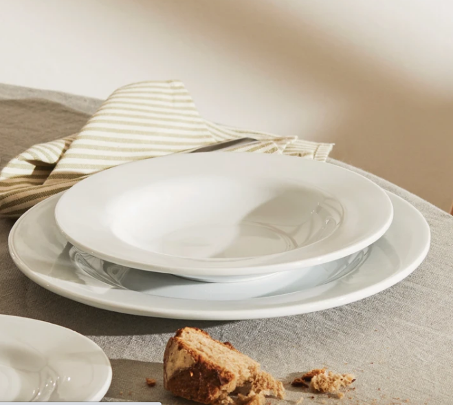 Alessi Platebowlcup soepbord in wit, gestapeld op plat bord