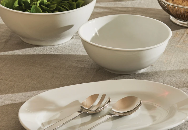 Alessi Platebowlcup ovaal presenteerbord met bestek, naast bijpassende kommen