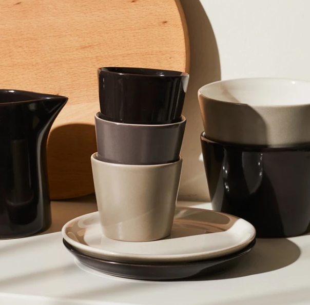 Alessi Tonale koffie kop, gestapeld in donker grijs en meerdere kleuren