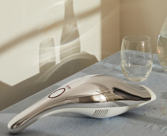 Alessi kruimelzuiger van Stefano Giovannoni, chroomkleurige uitvoering, zijaanzicht