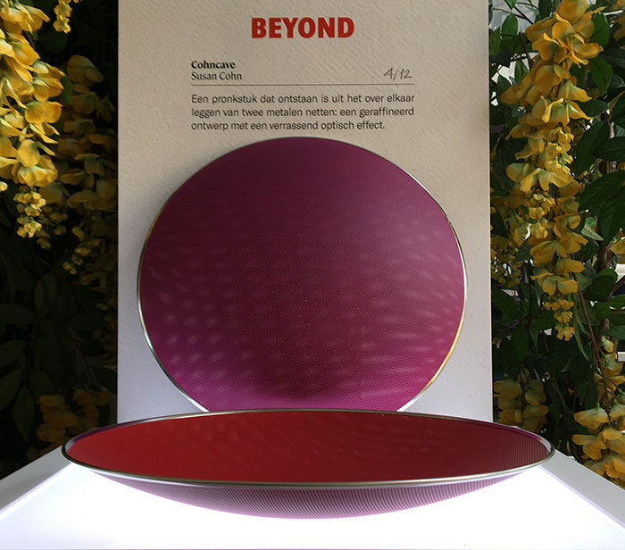 Cohncave schaal van Alessi op display, paars met rode binnenkant, serie Beyond