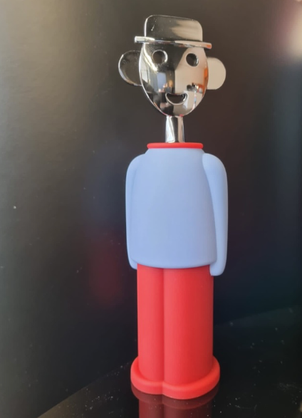Alessi anna kurkentrekker, detail van hoofd en romp in blauw en rood