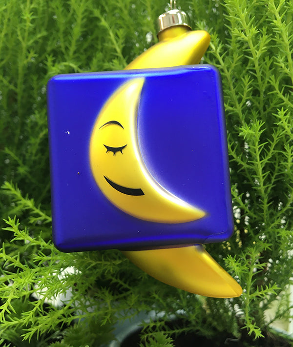 Alessi Mooncube kerstkubus in glas, detail van maanmotief in blauw en geel