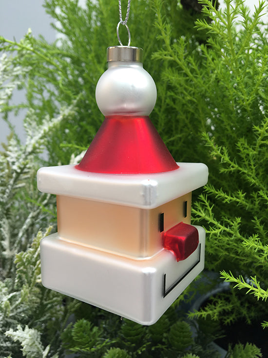 Kerstbal uit de Alessi-serie Santa-Cube van Giacon en Jori, glazen kubus met rode punthoed, zijaanzicht