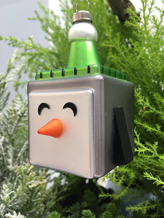 Kerstbal in pinguïnvorm van Giacon en Jori, kubusvormig, zilver en groen, detail