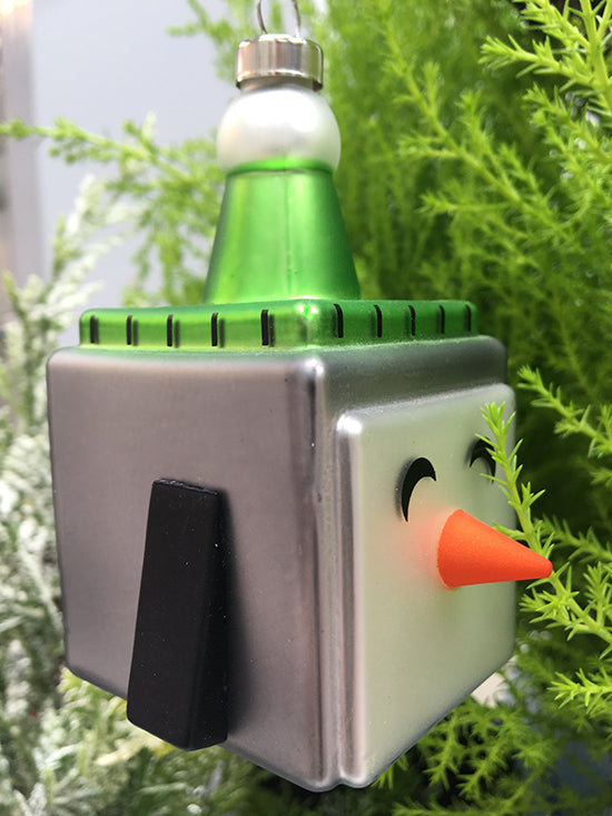 Alessi kerstbal in pinguïnvorm, kubusvormig, zilver met groen, zijaanzicht