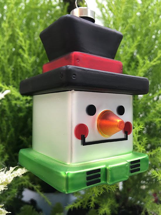 Alessi Snow-Cube kerstbal van Giacon en Jori, glazen bal met sneeuwpopmotief, close-up