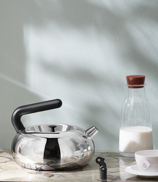 Alessi Bulbul waterketel met kopje en melkkan, zijaanzicht