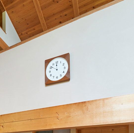 Roots wandklok van Lemnos in donker hout, gemonteerd aan de muur, volledig aanzicht