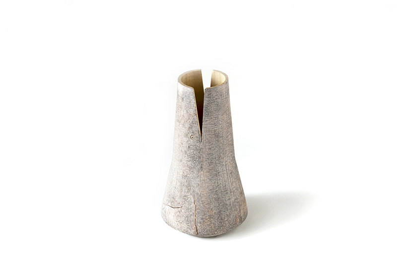 Vaas Tomahawk A van Alessi, gedraaid uit hout van de moerbeiboom, met insnede.