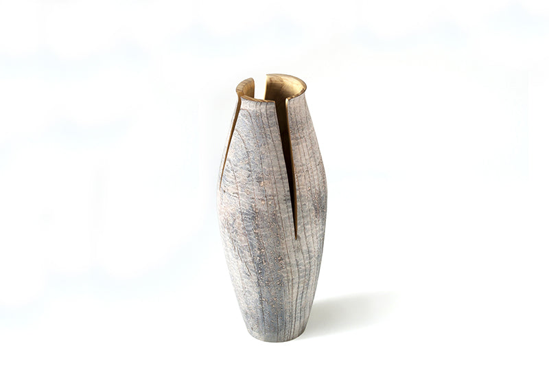 Tomahawk B vaas van Alessi, ontworpen door DesignLibero, gedraaid uit moerbeiboom.