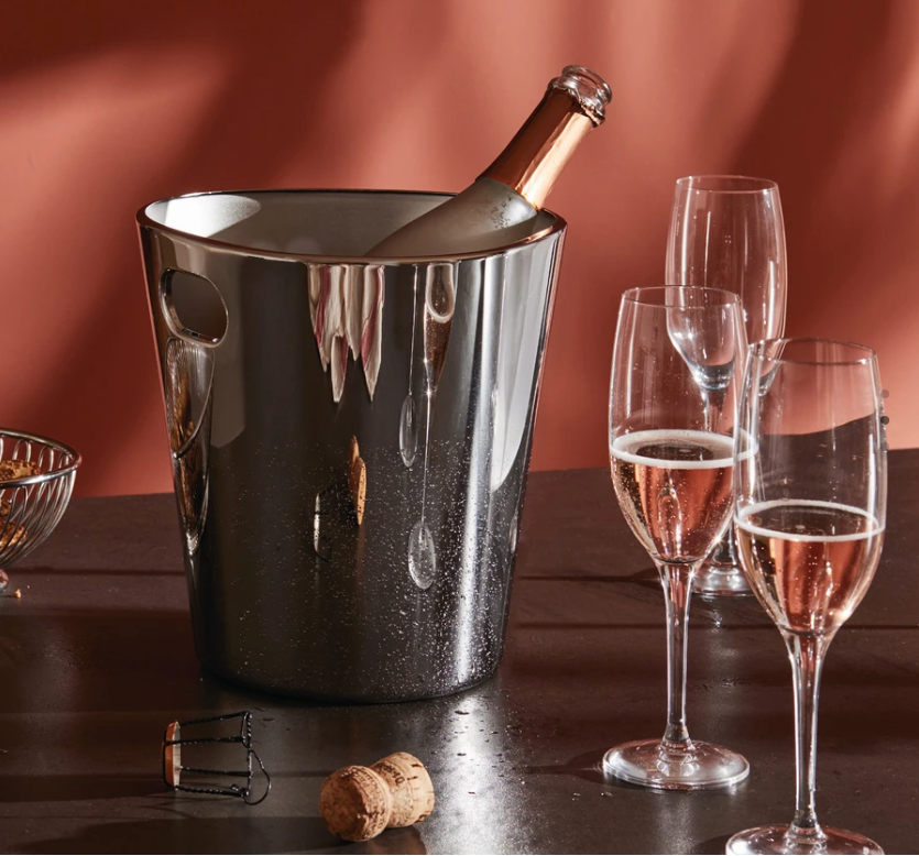 Alessi Bolly wijnkoeler, asymmetrische vorm, met fles en glazen wijn
