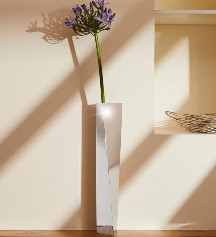 Alessi Crevasse hoog vaas van Zaha Hadid, getordeerd, glanzend metaal