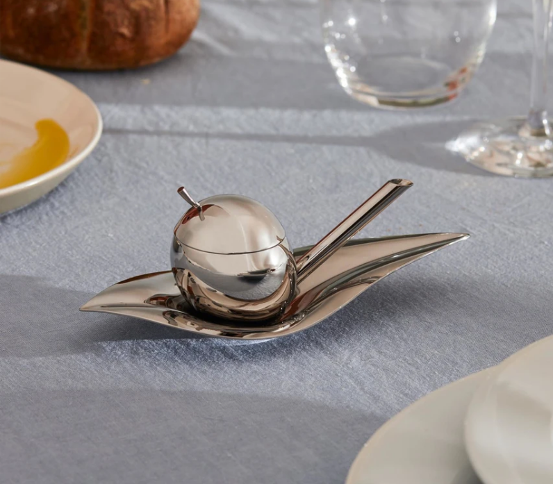Alessi Taste-huile olieschenker met olijfblad, gepolijst rvs, op tafel