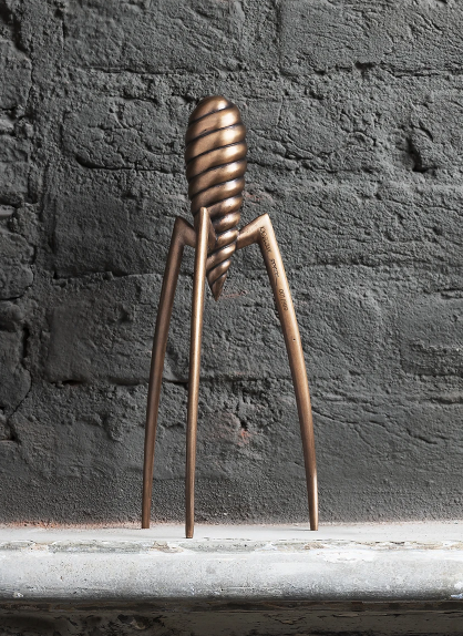 Alessi Juicy Salif citroenpers in brons, op een stenen ondergrond