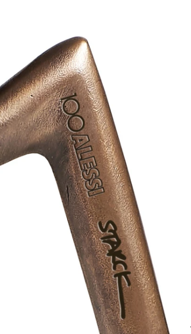Detail van de poot van de Alessi Juicy Salif citroenpers met gegraveerde tekst