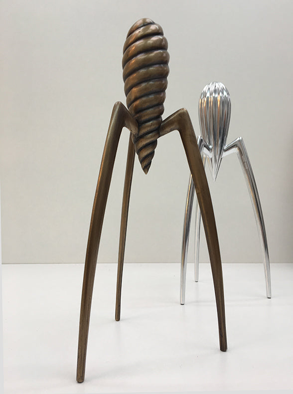 Alessi Juicy Salif citroenpers in brons, naast de zilverkleurige uitvoering