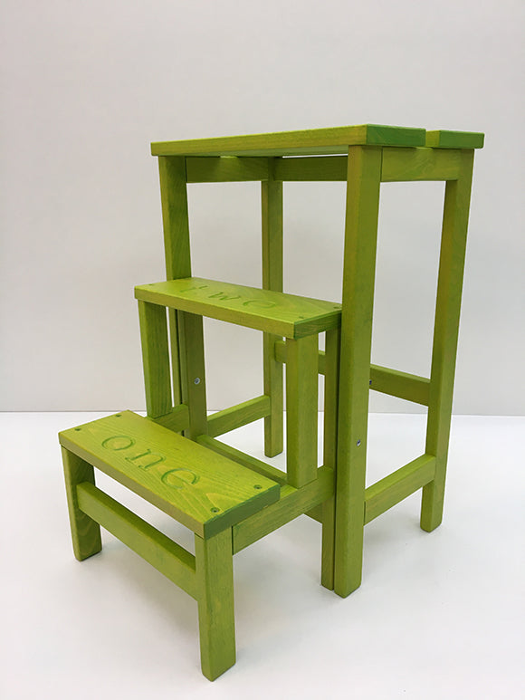 Happy Numbers opstapkrukje van beukenhout in acid green, schuin aanzicht