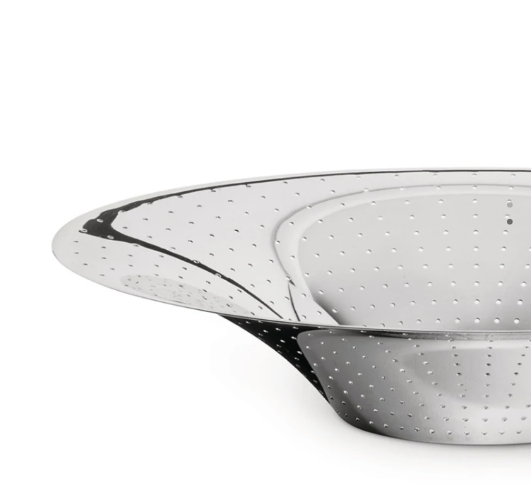 Alessi Amfitheatrof schaal, detail van de ronde gaatjes in de rand