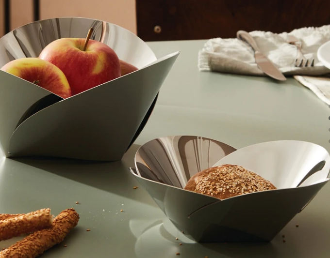 Alessi Pianissimo fruitschaal, twee maten naast elkaar gevuld met fruit en brood