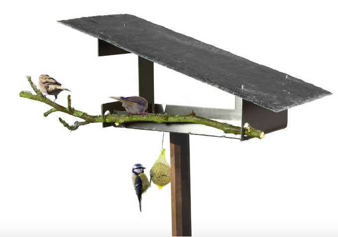 Grote vogelvoederhuis VH-6 in gebruik, met vogels en vetbol